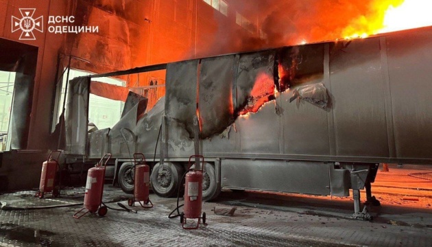 Під час атаки на Одещину уламки дрона впали на територію термінала «Нової пошти»