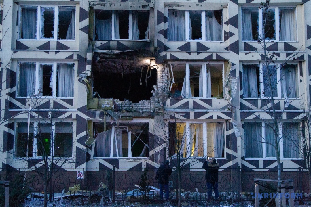 Ворог вдарив по лікарні у Києві / Фото: Кирило Чуботін, Укрінформ Ворог вдарив по лікарні у Києві / Фото: Кирило Чуботін, Укрінформ