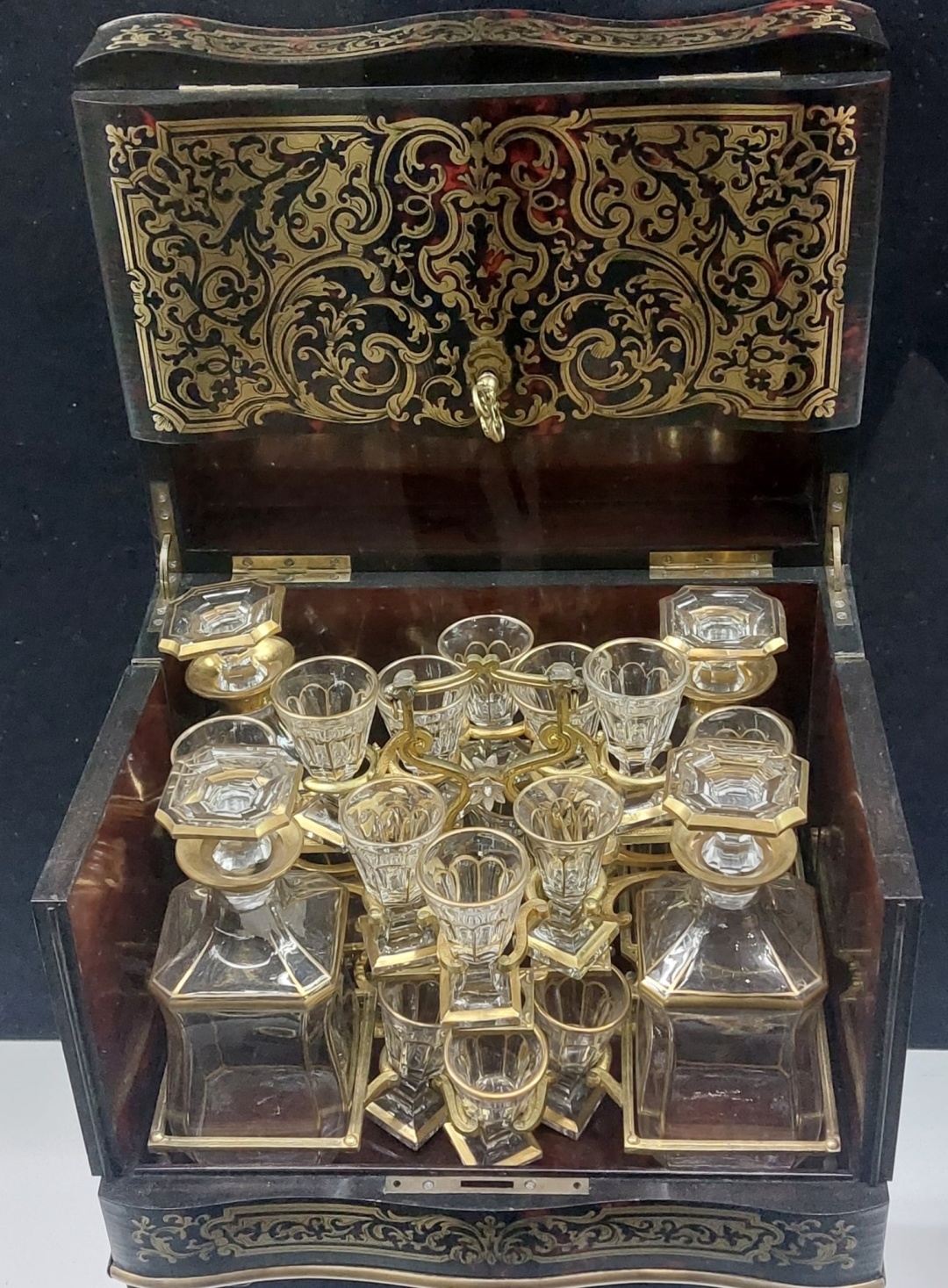 Бар у декоративному стилі «Буль». Друга половина ХІХ ст. Франція. Колекція подарунків В. Януковича. Національний музей історії України. 