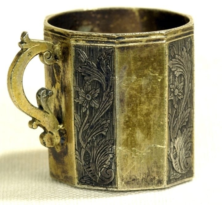 Срібна чарка білоцерківського полковника Семена Палія, початок ХVІІІ ст. Західна Європа. Чернігівський обласний історичний музей ім. В. В. Тарновсьного. Фото: choim.org