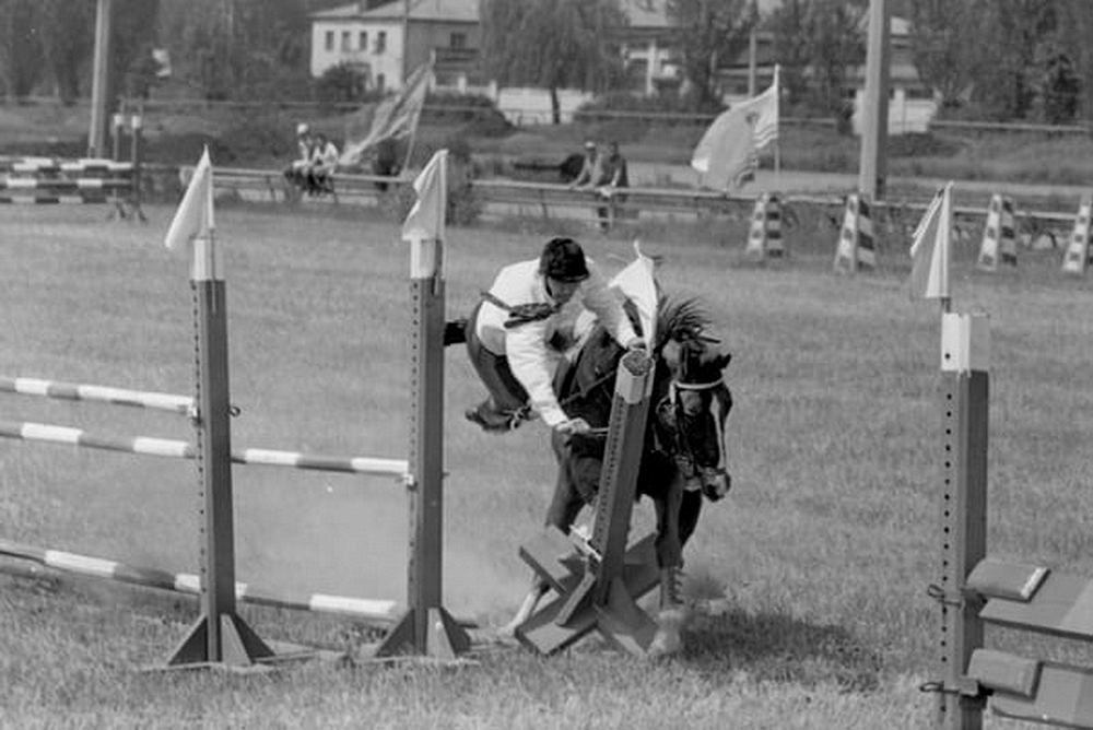 Учасник чемпіонату СРСР із п'ятиборства падає під час змагання на трасі конкуру на спортивній арені ВДНГ, Київ, 1979 рік. 