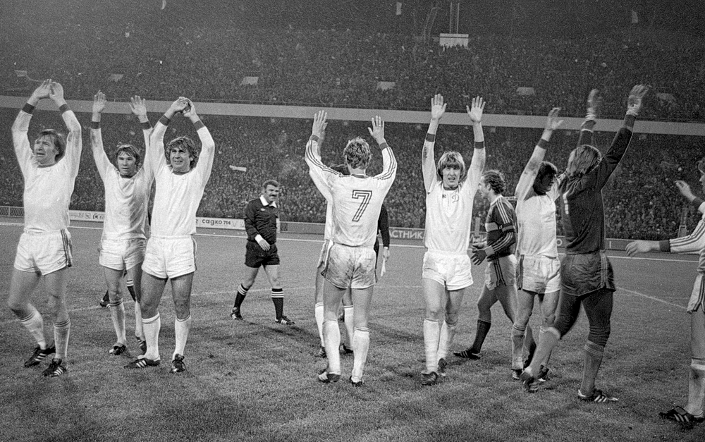 Футболісти «Динамо» (Київ) вітають своїх уболівальників на Республіканському стадіоні у Києві після перемоги над московським «Спартаком» із рахунком 2:0, у результаті чого вони стали дев’ятиразовими чемпіонами СРСР, 31 жовтня 1980 року.