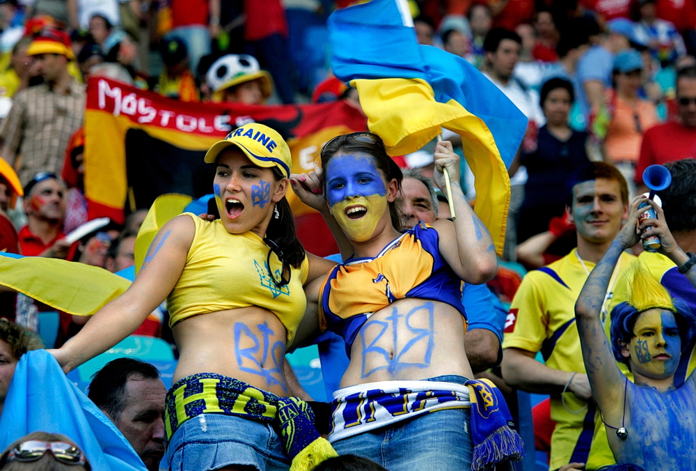Українські фанатки уболівають за збірну команду України перед грою зі збірною Італії на чемпіонаті світу з футболу у Німеччині 2006 року.