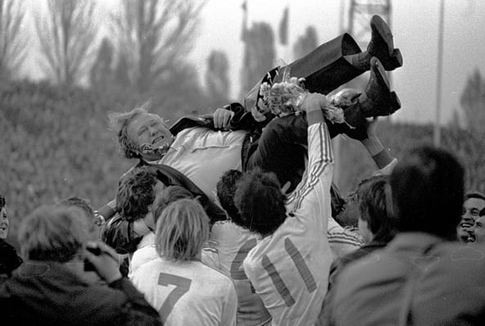 Футболісти команди «Дніпро» вітають свого тренера Володимира Ємця з першим «золотом» чемпіонату СРСР на стадіоні «Метеор», Дніпропетровськ, 1983 рік.