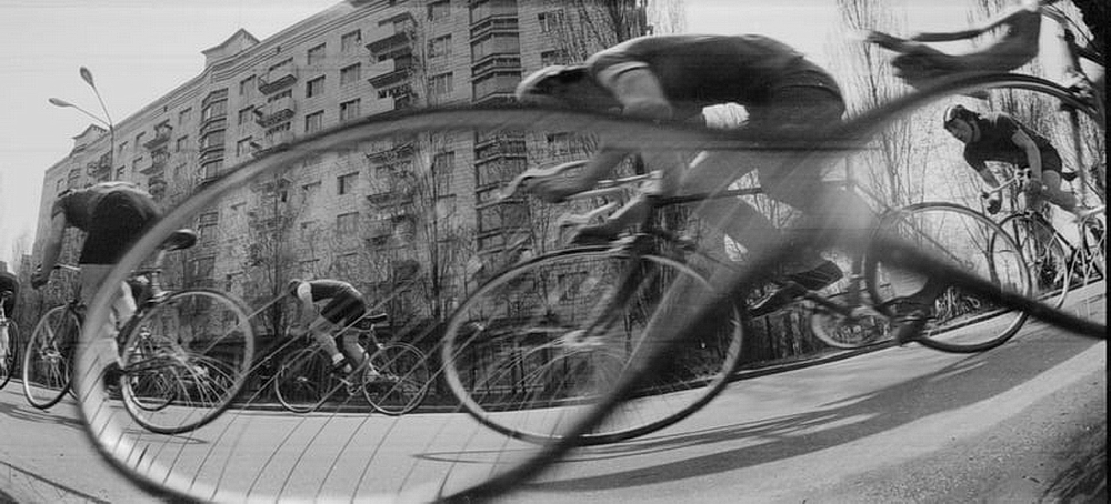 Велосипедисти проїжджають по трасі на масиві Русанівка під час традиційної весняної велогонки, Київ, 1985 рік.