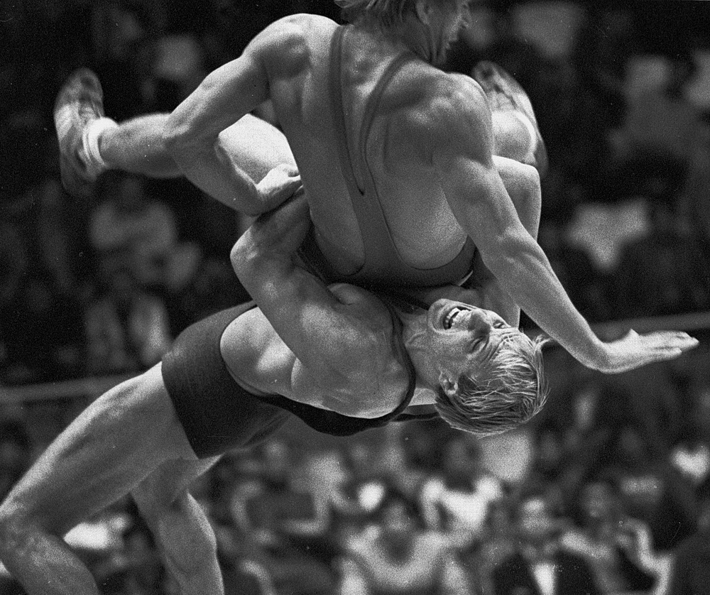 Борець із Сум Михайло Маміашвілі проводить кидок і стає чемпіоном світу з греко-римської боротьби, Палац спорту, Київ, 1983 рік.