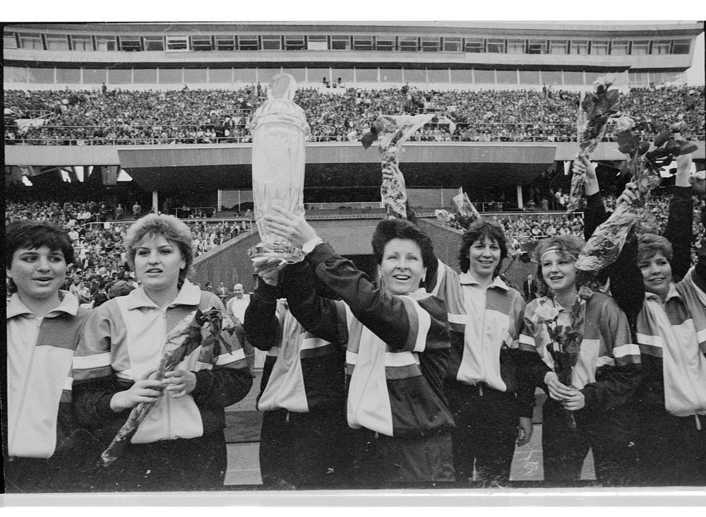 Українська гандболістка, олімпійська чемпіонка монреальської і московської Олімпіад, бронзовий призер Олімпіади в Сеулі у складі збірної СРСР з гандболу Зінаїда Турчина (в центрі) тримає Кубок європейських чемпіонів під час святкування 8-ї перемоги гандболісток київського  «Спартака» на Республіканську стадіоні у Києві, 1981 рік.