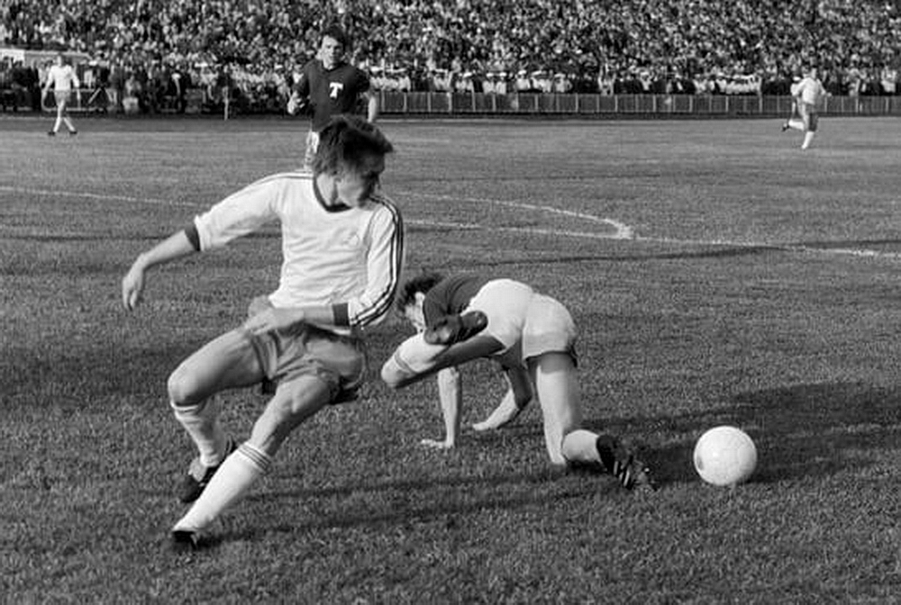 Футболіст «Динамо» (Київ) Олег Блохін (ліворуч) бореться за м’яч із суперником під час футбольного матчу  між командами «Динамо» (Київ) та «Торпедо» (Москва), Київ, 1979 рік.