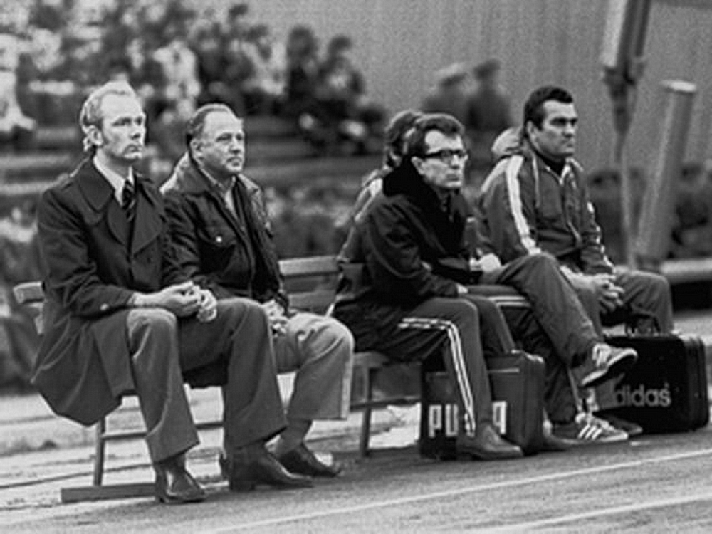 Легендарний тренер ФК «Динамо» (Київ)  Валерій Лобановський  і начальник  команди Михайло Коман (зліва направо) стежать за футбольним матчем із тренерської лави на Республіканському стадіоні у Києві, 1978 рік.