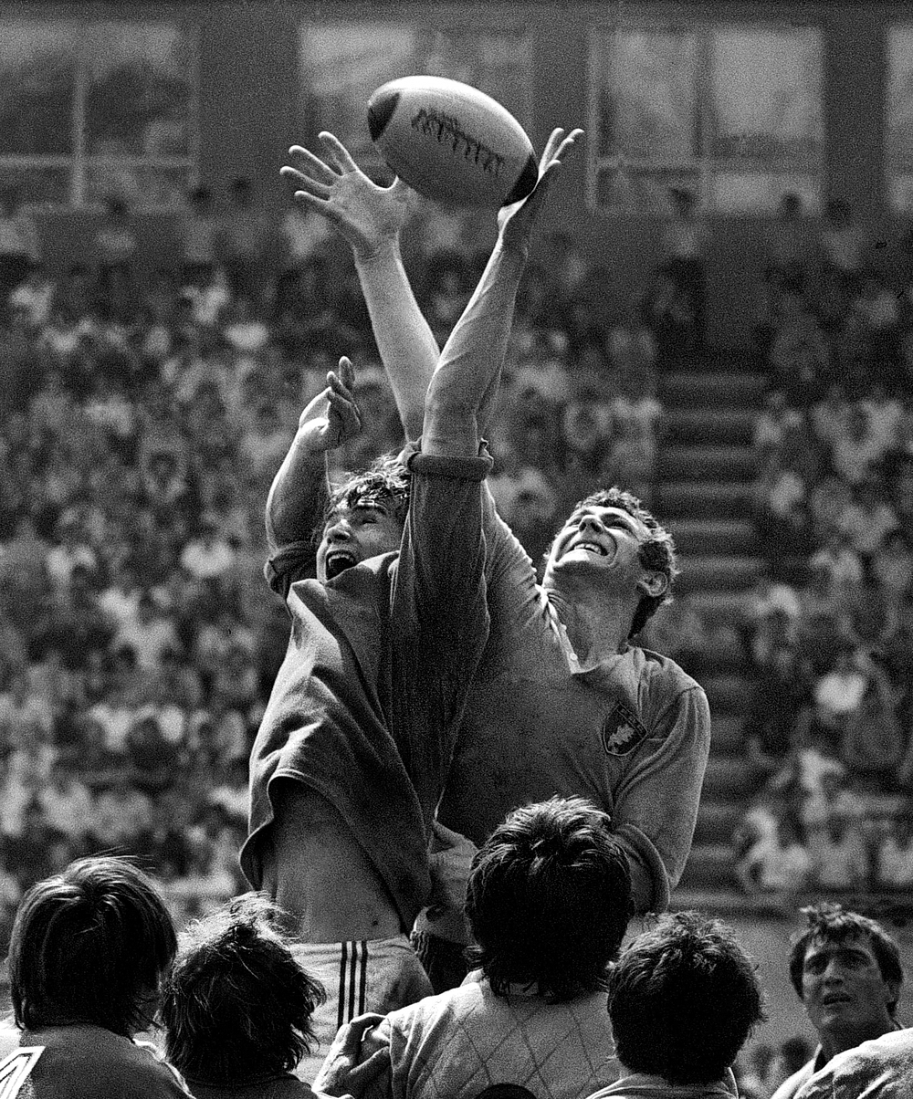 Гравці регбійного клубу «Авіатор» (Київ) борються за м’яч під час відбіркового матчу з командою із Румунії.