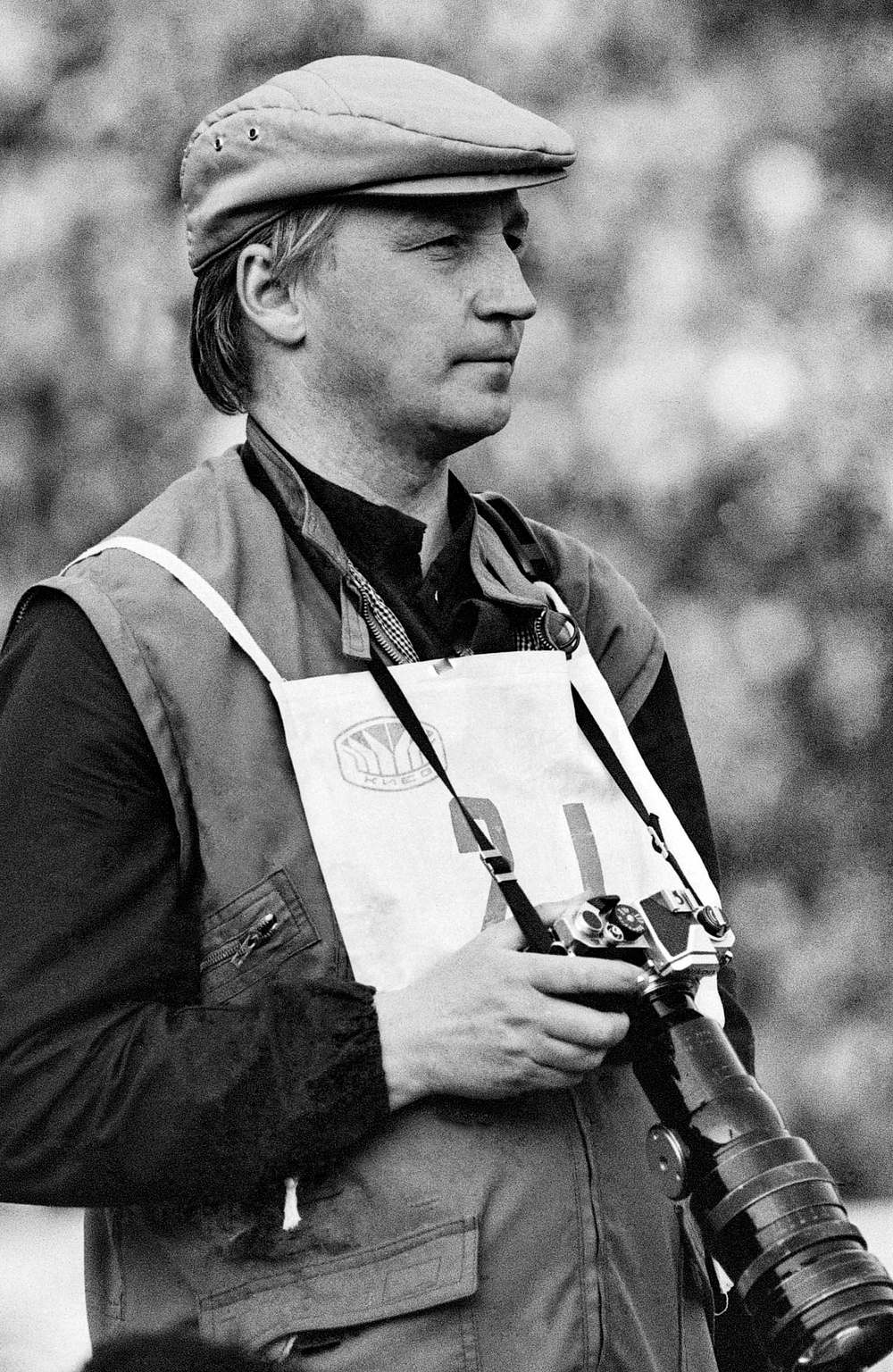 Фотокореспондент Укрінформу Михайло Чернічкін на Республіканському стадіоні у Києві, 1979 рік. Фото Володимира Раснера