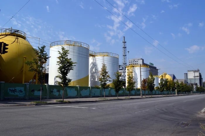 Резервуари заводу «Олейна» до атаки. Фото з відкритих джерел
