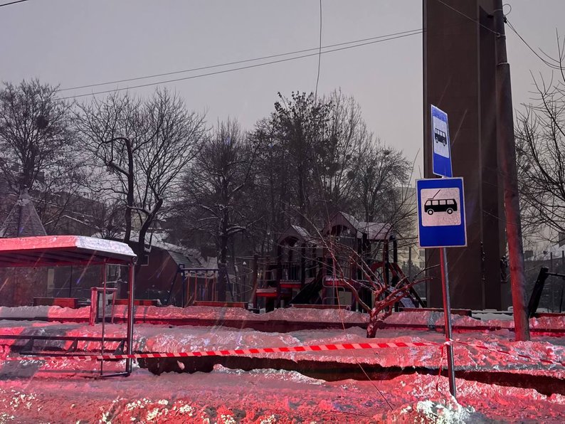 Дитячий майданчик куди влучив російський дрон. Фото: Суспільне Львів/Ірина Грицан