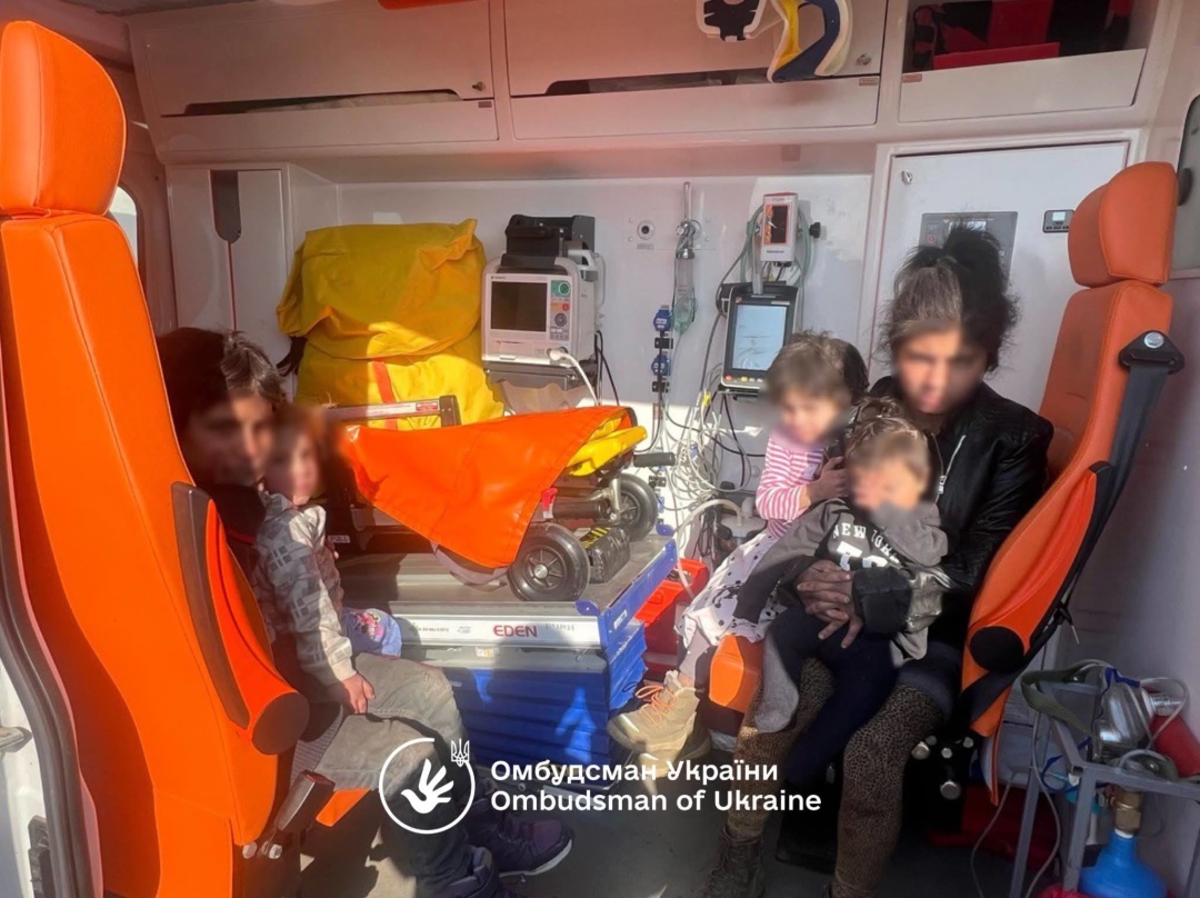 Деякі із 12-ти дітей із ромської родини з Великих Лучок, історія яких сколихнула всю країну