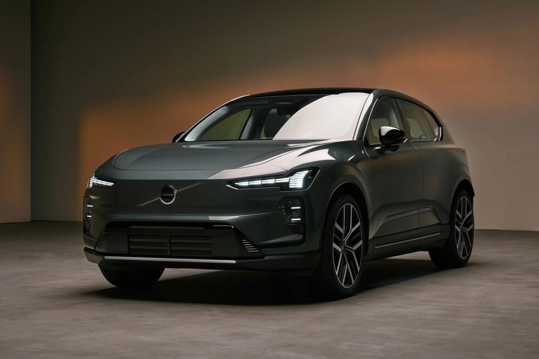 Volvo представила свій перший електричний позашляховик середнього розміру