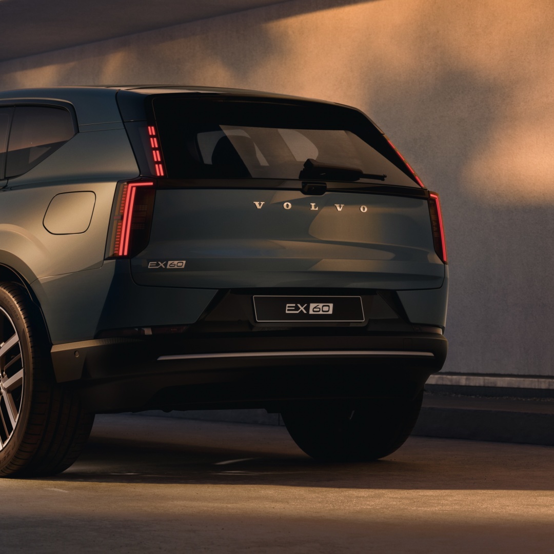 Volvo представила свій перший електричний позашляховик середнього розміру