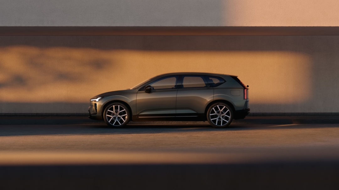Volvo представила свій перший електричний позашляховик середнього розміру