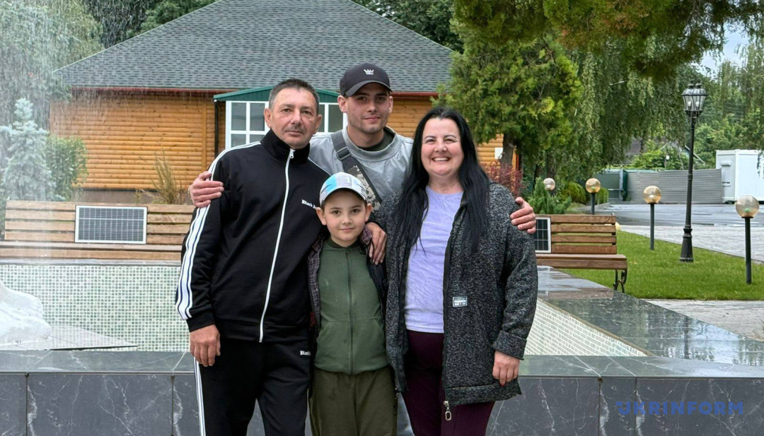 Перша зустріч із сім’єю після звільнення з полону.