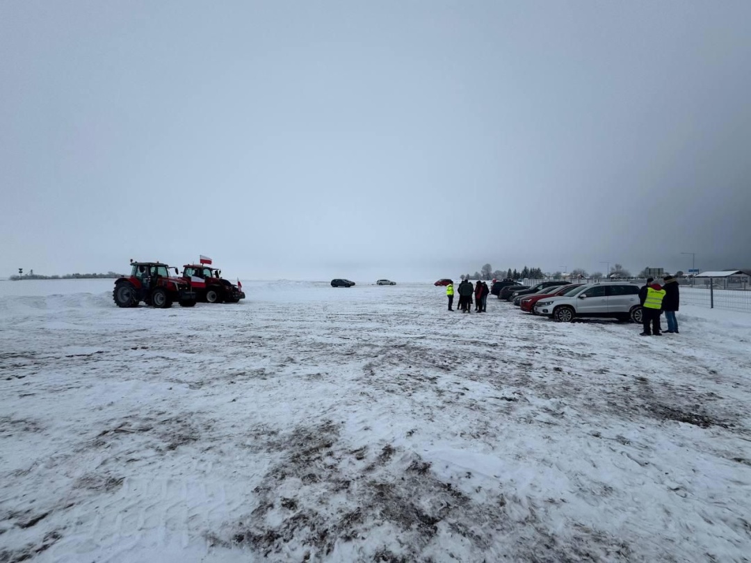 Протест біля КПП «Долгобичув»: зібралися близько 30 польських фермерів, рух не перекривали