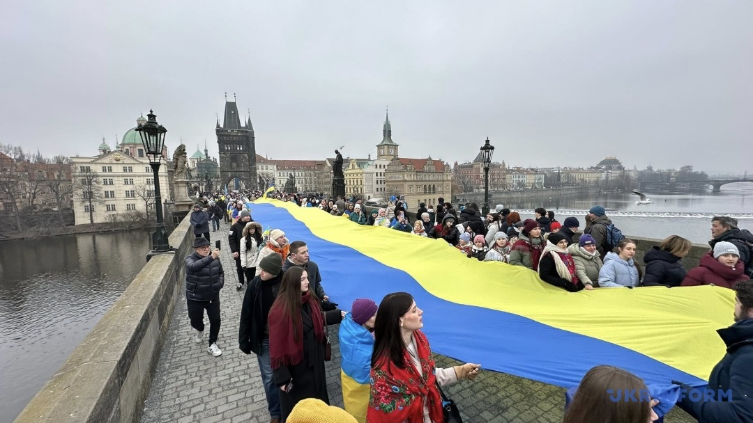 Ланцюг єдності до Дня Соборності на Карловому мосту в Празі