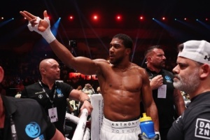 Боксера Ентоні Джошуа виписали з лікарні після аварії в Нігерії