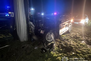 На Одещині автівка влетіла у бетонну стелу, загинули троє людей