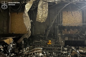 Знайдену під завалами харківської багатоповерхівки жінку ідентифікували як маму загиблого хлопчика