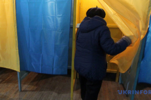 Проведення виборів до припинення вогню підтримують 10% українців