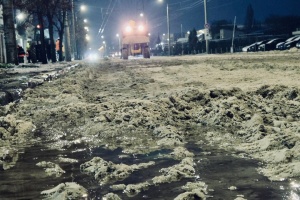 Attack on oil plant in Dnipro: hundreds of tonnes of sand dumped on roads to prevent oil from entering river