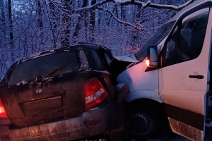 На Харківщині зіткнулися легковик і автобус, 18 постраждалих