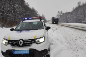 На трасі Київ-Чоп через снігопад ускладнений рух у двох областях