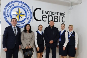 З роботою «Паспортного сервісу» у Лондоні ознайомився колектив посольства в Британії