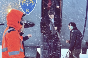 Президент Румунії другий день поспіль не може вилетіти з Парижа через негоду