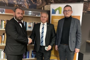 «Українську книжкову поличку» відкрили в угорському місті Печ