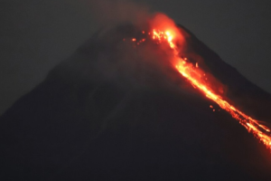 Каміння розміром з автомобіль: на Філіппінах «прокидається» вулкан Майон