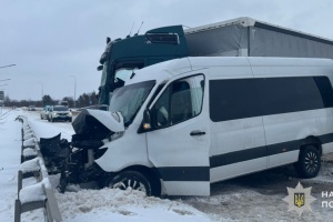 На Львівщині мікроавтобус зіткнувся з вантажівкою, є загибла та постраждалі