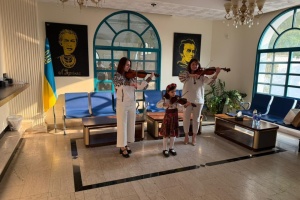 У консульстві України в Дубаї відкрили «Книжкову Оазу»