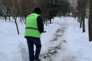 У Франківську взяли під варту водія за побиття комунальника, який йшов із лопатою розчищати сніг 