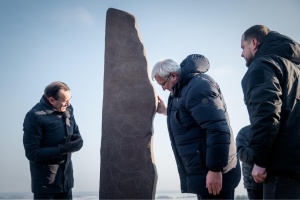 На Київщині відкрили копію рунічного каменя на честь загиблого тисячу років тому вікінга