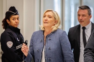 У Парижі розпочався судовий процес, який визначить політичне майбутнє Ле Пен