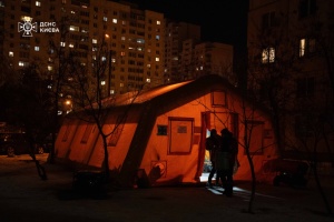 У Києві курсанти та викладачі вишів ДСНС допомагають постраждалим від ворожих обстрілів