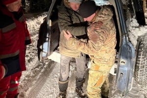 Прикордонники врятували двох чоловіків, які заблукали в лісі на Рівненщині