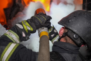 В Оболонському районі Києва горить квартира в багатоповерхівці 