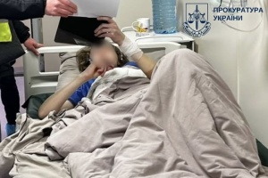 У Києві суд відправив під арешт школяра, який напав із ножем на вчительку й однокласника 