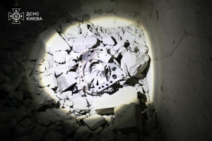 У Соломʼянському районі Києва уламки дрона впали на житловий будинок