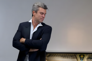 «Місяць України в ОАЕ»: піаніст-віртуоз Євген Хмара виступить із концертом і проведе майстер-клас