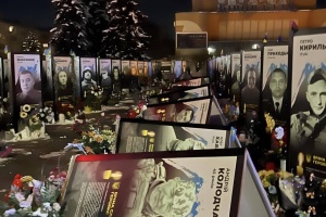 У Рівному жінка пошкодила портрети Героїв України