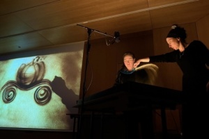 À Strasbourg, une troupe ukrainienne présente le spectacle de sable animé « Cendrillon »