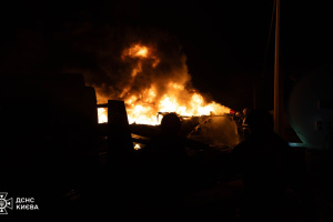 キーウへの夜間攻撃被害：住宅、商業施設、菓子工場が損傷、死者１名、負傷者複数