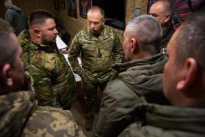 Ворог посилює тиск і підтягує резерви на Покровський та Очеретинський напрямки - Сирський